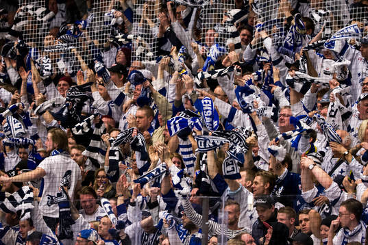 Leksands fansen jublar i ishockeymatchen i Play Off till