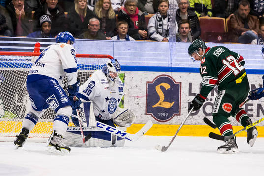 chans för Tingsryds Denny Kearny Leksands målvakt Henrik