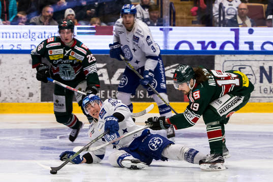 Leksands Tobias Forsberg Tingsryds Patrik Nilsson i kamp om