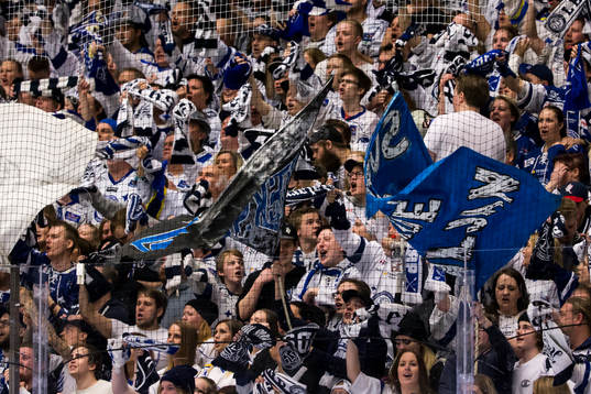 Leksands fansen jublar i ishockeymatchen i Play Off till