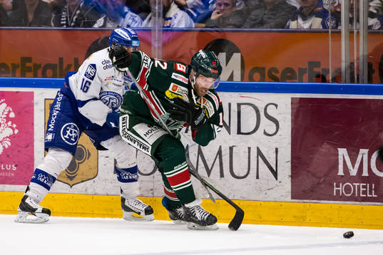 Tingsryds Denny Kearny jagar pucken jagas av Leksands