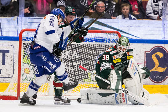 chans för Leksands Anton Karlsson framför Tingsryds