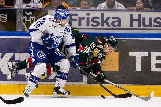 Leksands János Hári tacklar Tingsryds Patrik Nilsson  i