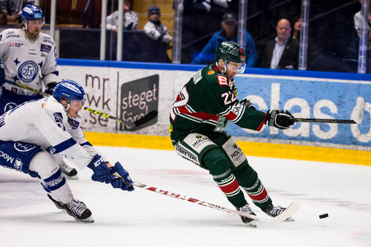 Leksands Martin Karlsson jagar Tingsryds Markus Persson  i