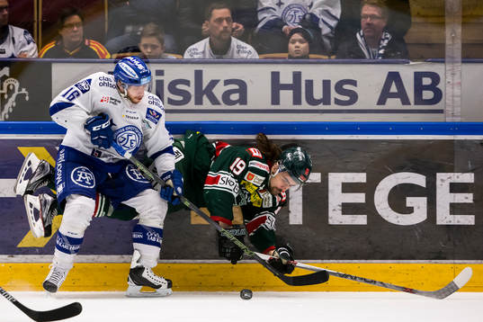 Leksands János Hári tacklar Tingsryds Patrik Nilsson  i