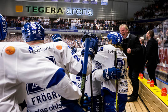 Leksands assisterande tränare Magnus Svensson  jublar i