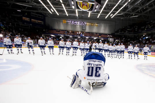 Leksands målvakt Henrik Haukeland gör kullerbytta