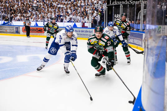 Leksands Lukas Ericsson jagar Tingsryds Jonathan Johnson  i