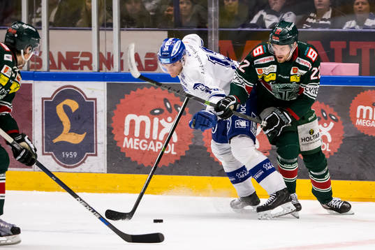 Leksands Jon Knuts och Tingsryds Markus Persson i kamp om