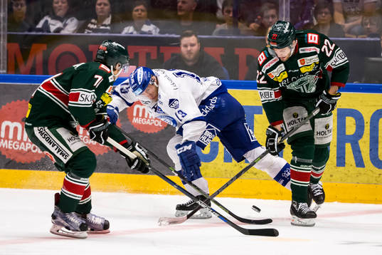 Leksands Jon Knuts och Tingsryds Markus Persson i kamp om