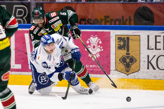 Leksands Tobias Forsberg tacklas av Tingsryds Drew Paris