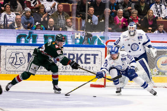 Leksands Viktor Amnér i kamp om pucken med Tingsryds