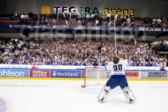 Leksands målvakt Henrik Haukeland balanserar klubban