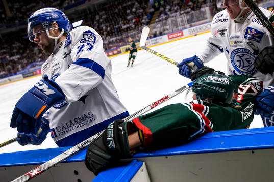 Leksands Viktor Mårtensson tacklar Tingsryds Adam Persson