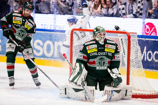 Leksands Johan Porsberger jublar bakom Tingsryds målvakt