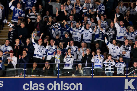 Leksands publiken jublar i ishockeymatchen i Play Off till