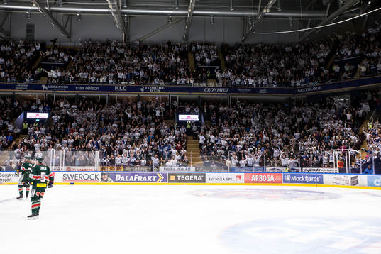 Ett fullsatt Tegera Arena jublar i ishockeymatchen i Play
