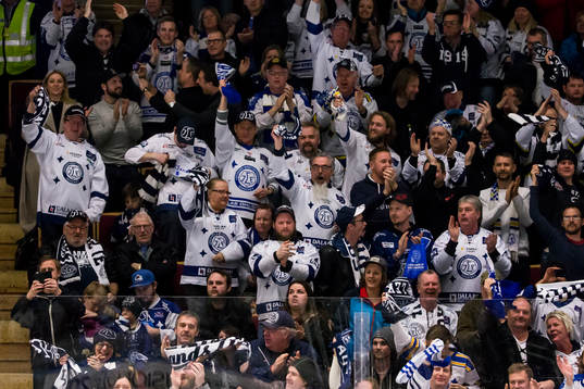 Leksands publiken jublar i ishockeymatchen i Play Off till