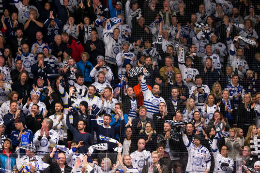 Leksands publiken jublar i ishockeymatchen i Play Off till