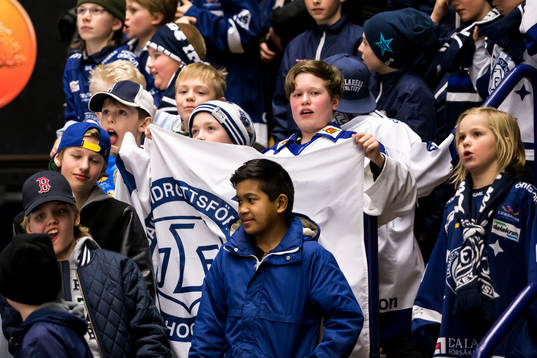 Leksands publiken jublar i ishockeymatchen i Play Off till