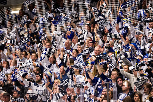 Leksands publiken jublar i ishockeymatchen i Play Off till