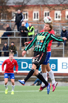 Varbergs Eric Nilsson nickar bollen