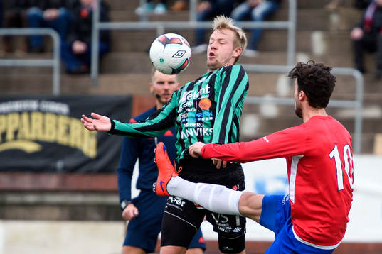 Varbergs Sebastian Crona och Örgrytes Dardan Mustafa