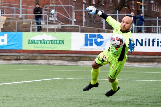 Varbergs målvakt Peter Dahlberg räddar ett skott