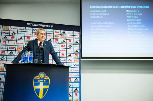 Sveriges förbundskapten Erik Hamrén presenterar