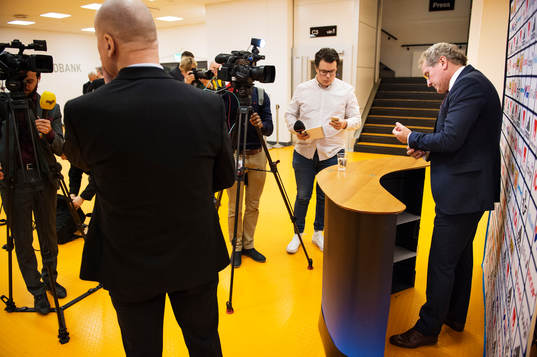 Sveriges förbundskapten Erik Hamrén presenterar