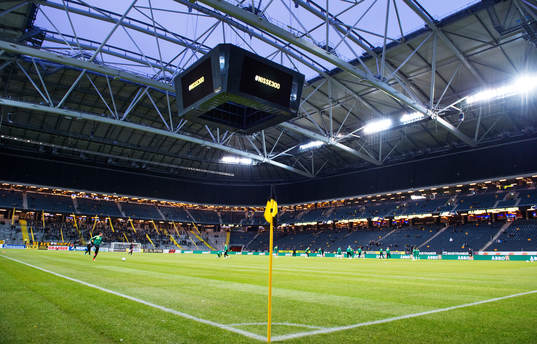 Spelare värmer upp på Friends Arena