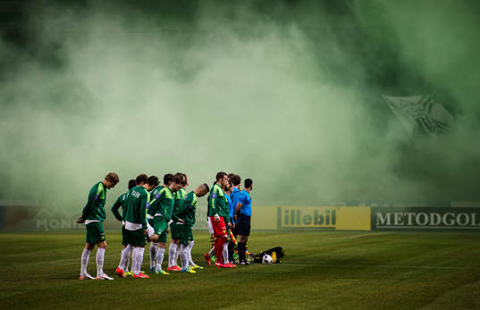 Hammarbys spelare framför ett rökmoln