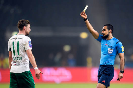 Hammarbys Arnor Smarason får gult kort av domaren Mohammed