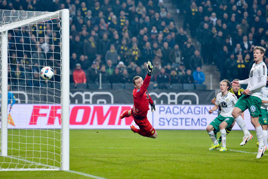 Hammarbys målvakt Ögmundur Kristinsson ser 1-1 bollen