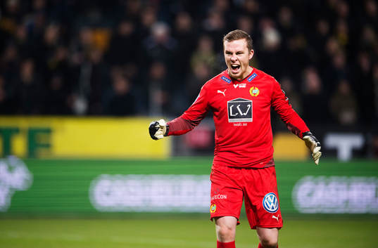 Hammarbys målvakt Ögmundur Kristinsson jublar