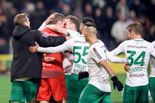 Hammarbys målvakt Ögmundur Kristinsson kramas om
