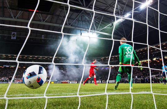 Hammarbys målvakt Ögmundur Kristinsson jublar
