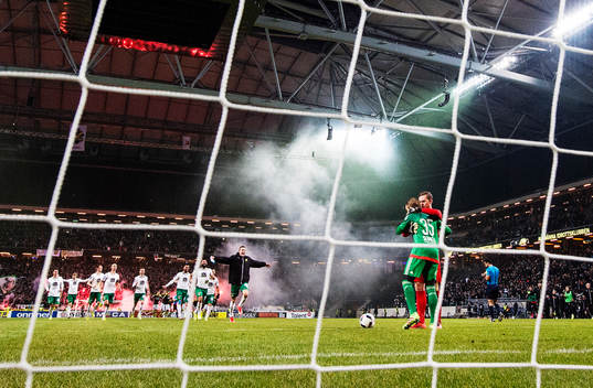 Hammarbys spelare jublar samtidigt som deras målvakt
