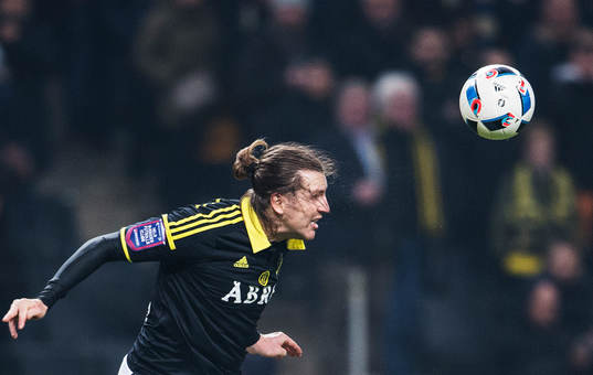 s Nils-Eric Johansson nickar bollen