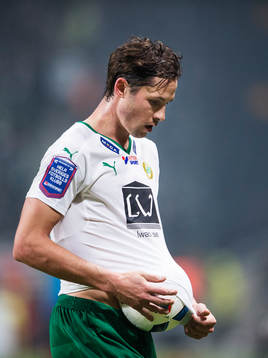 Hammarbys Philip Haglund torkar av bollen