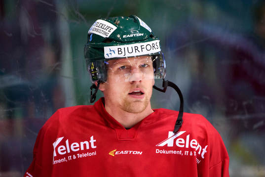 Frölundas Joey Crabb värmer upp innan kvartsfinal 1 i