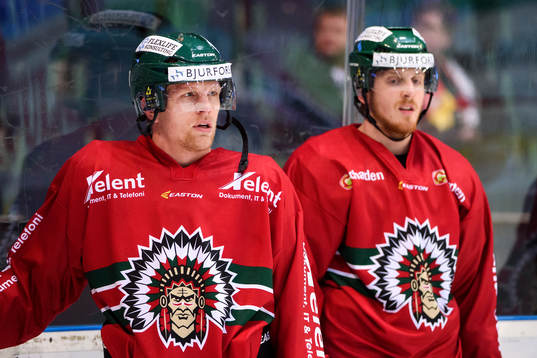 Frölundas Joey Crabb och Pontus Widerström värmer upp