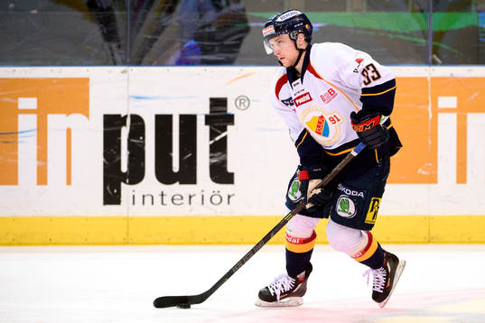 Djurgårdens Linus Hultström värmer upp innan
