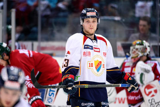 Djurgårdens Linus Hultström värmer upp innan