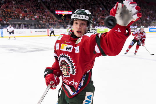 Frölundas Artturi Lehkonen tar ner pucken med handen