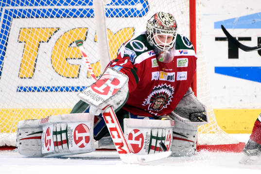 Frölundas målvakt Lars Johansson petar undan pucken