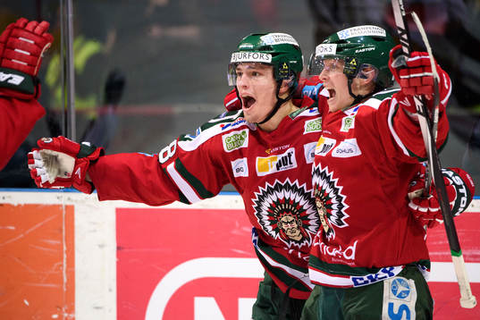 Frölundas Andreas Johnson och Ryan Lasch jublar
