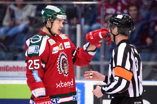 Frölundas Oliver Lauridsen pratar med en domare