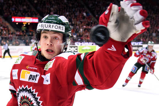 Frölundas Artturi Lehkonen tar ner pucken med handen