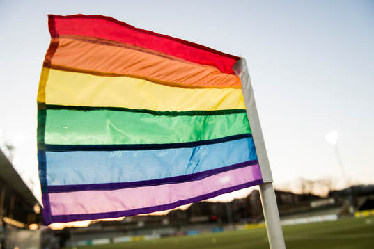 Regnbågsfärgade prideflaggor som hörnflaggor på Malmö